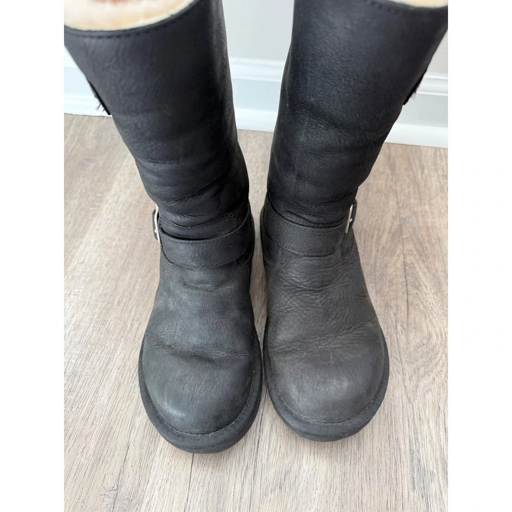UGG‎ Australia Kensington Black Leather Shearling Lined Buckle Boots Women's 6